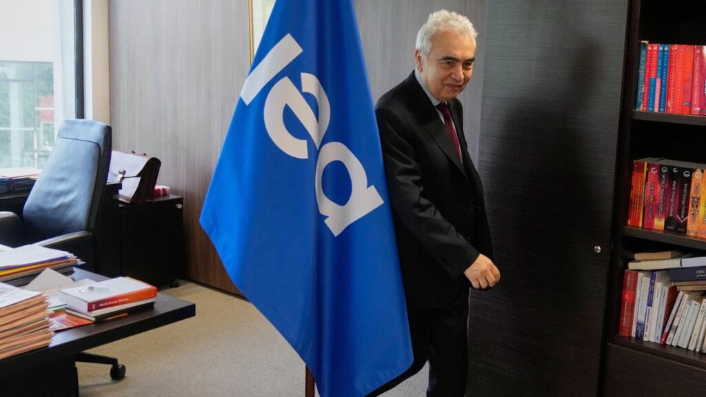 Commercial airplane on a tarmac, representing the impact of the jet fuel shortage on European aviation