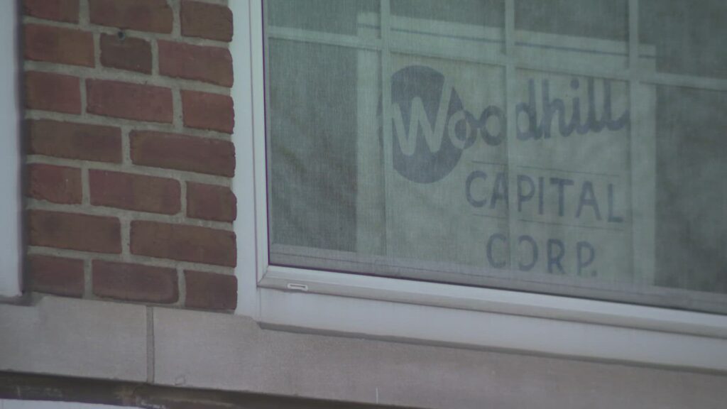 A staged car accident scene illustrating insurance fraud in New York